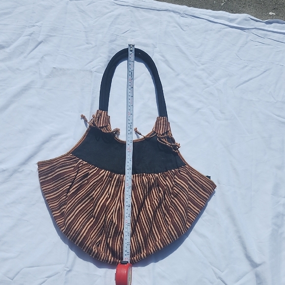 Elegant Black and Brown Pleated Shoulder Bag - Picture 4 of 4
